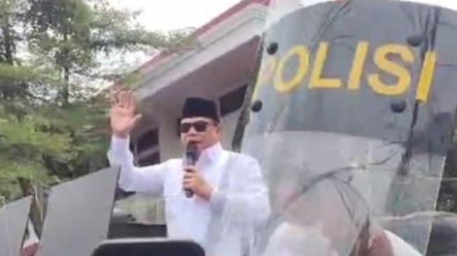 Sudewo saat menjumpai massa aksi. [Instagram]
